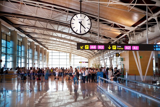 Lee más sobre el artículo Reacciones a las medidas de control en los aeropuertos españoles a los pasajeros procedentes de China